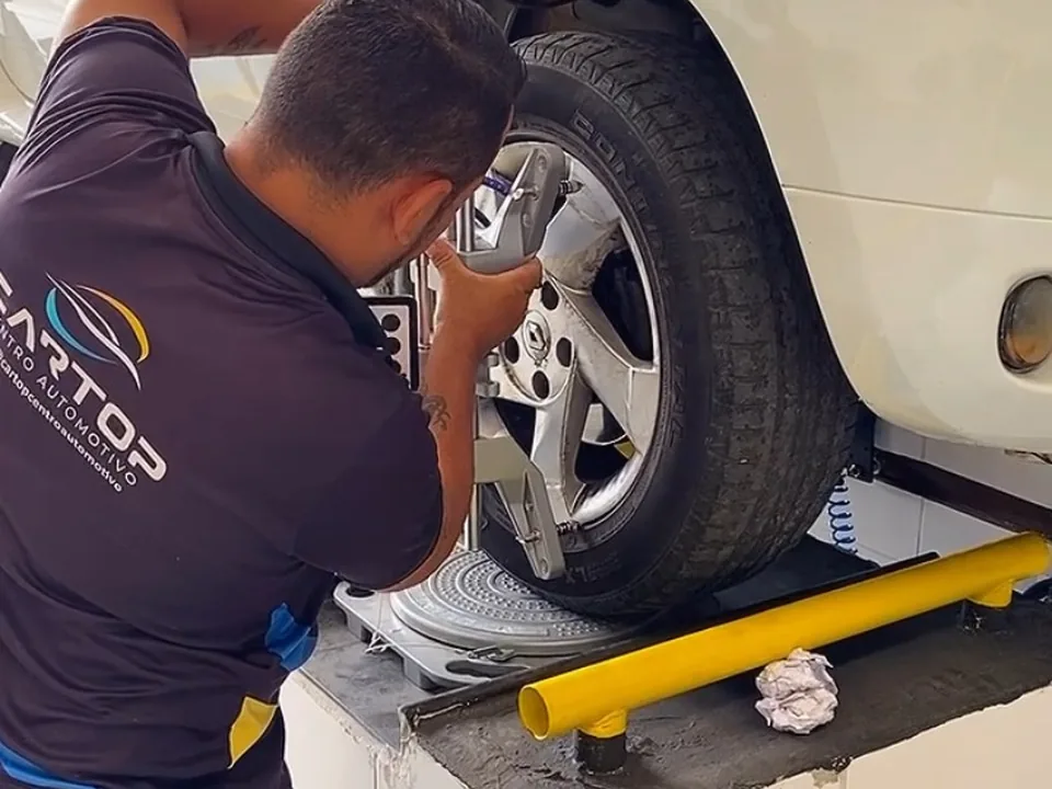 Técnico da CARTOP realizando alinhamento com equipamento computadorizado