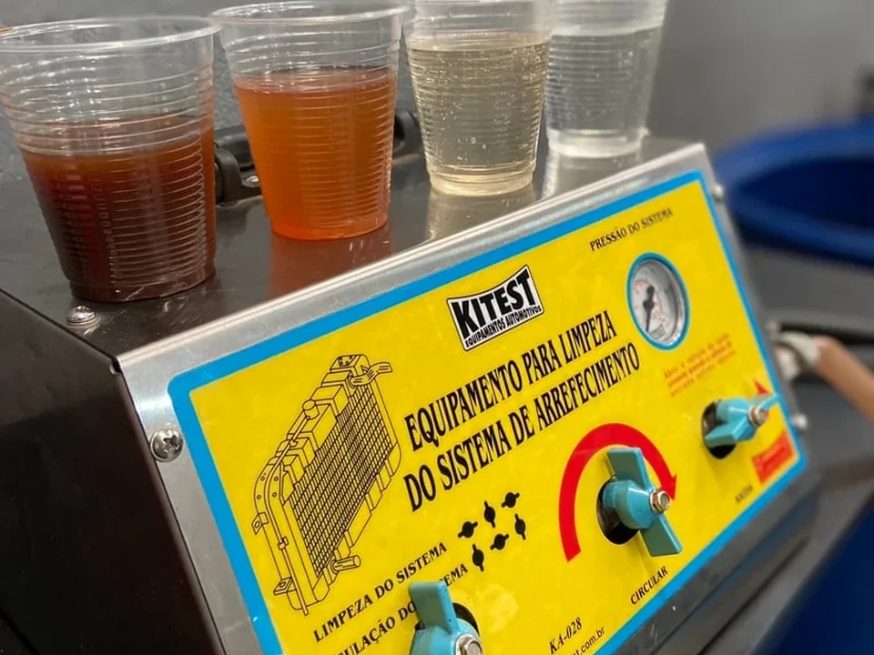 Equipamento KITEST para limpeza do sistema de arrefecimento com amostras do fluido na CARTOP
