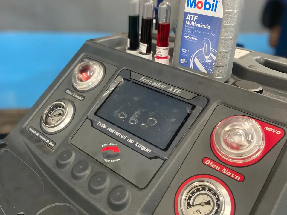 Amostra de fluido de câmbio automático durante avaliação na CARTOP