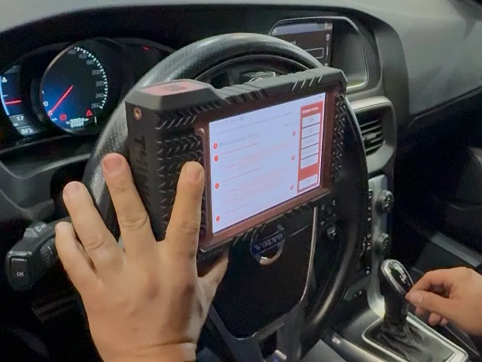 Técnico da CARTOP realizando diagnóstico no compartimento do motor