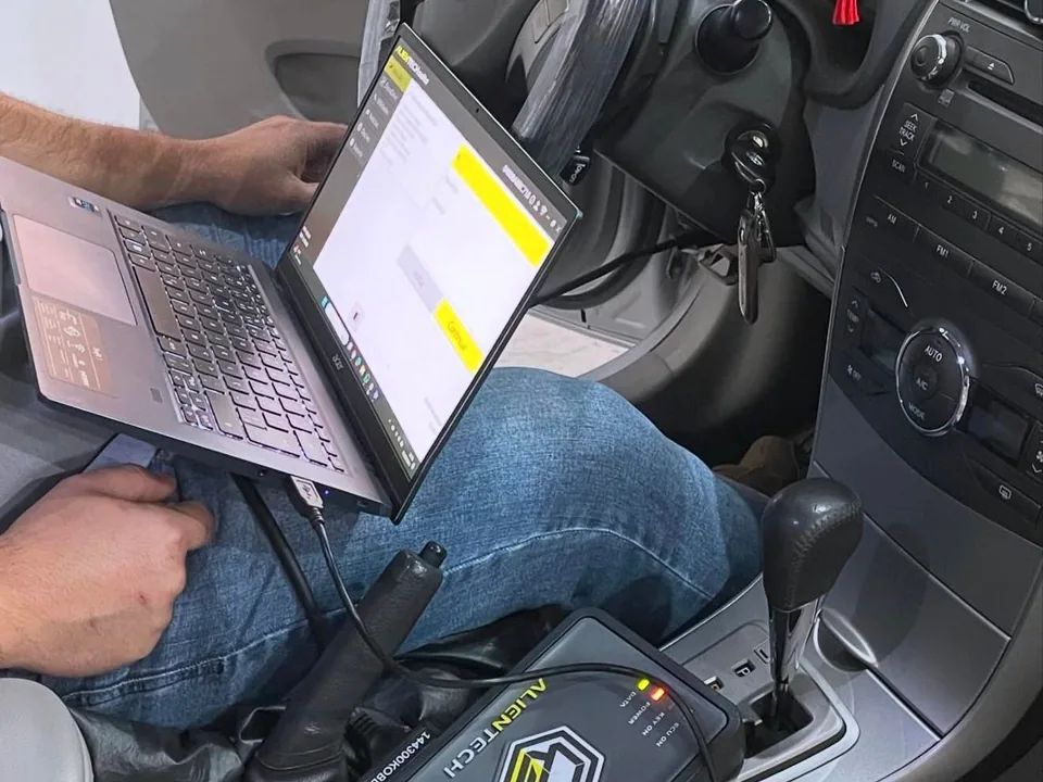 Notebook e equipamento Alientech conectados ao veículo durante remap automotivo na CARTOP