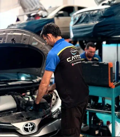 Mecânico da CARTOP realizando diagnóstico automotivo